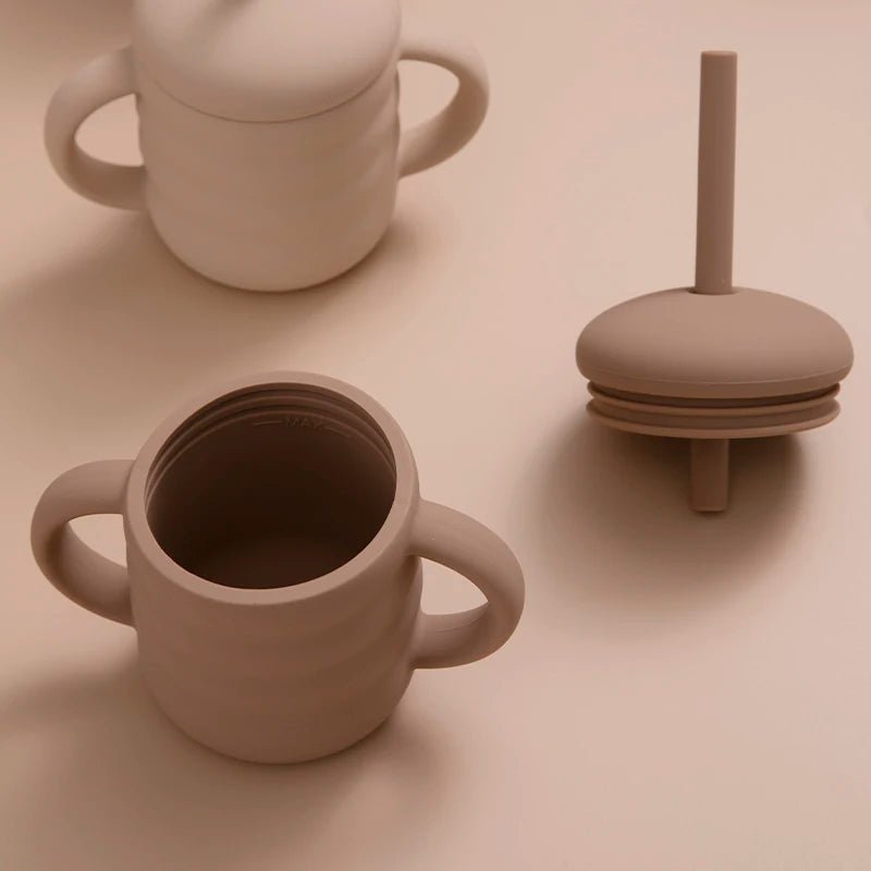 LA TASSE D'APPRENTISSAGE EN SILICONE™|UNE ALIMENTATION SÛRE ET CONFORTABLE - maman-bambin
